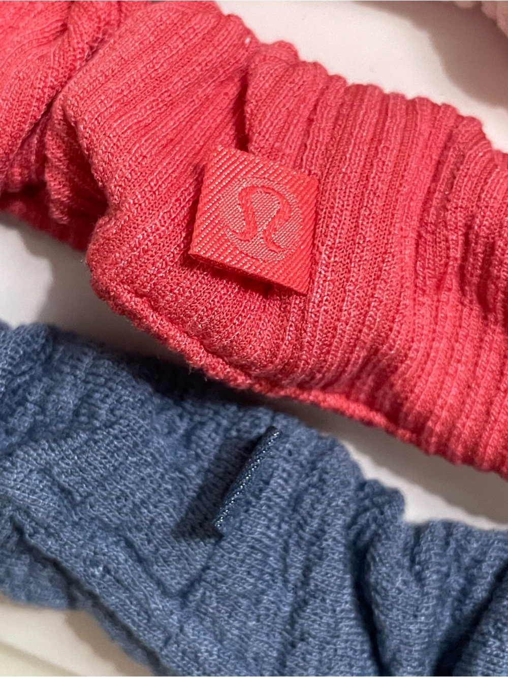 lululemon athletica NWT Uplifting 3 Pack Hair Scrunchie Ponytail Accessory - Picture 4 of 4